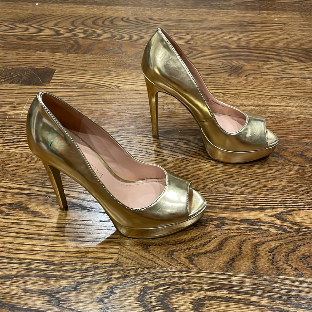 Women’s gold pumps